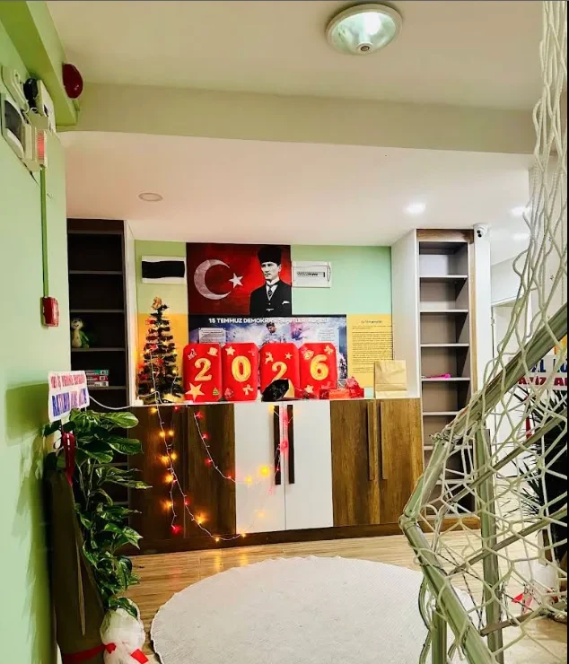 Atatürk köşesi ve dekoratif sınıf girişi