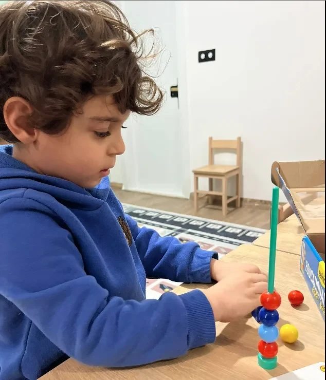 Montessori boncuk eğitim çubuğuyla çocuk çalışması