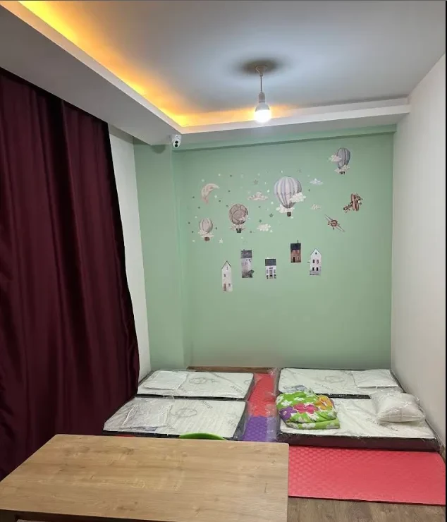 Dinlenme odamız — yumuşak yataklar ve masal duvar süslemesi