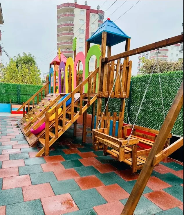 Renkli oyun parkı — kale, kaydırak ve salıncak